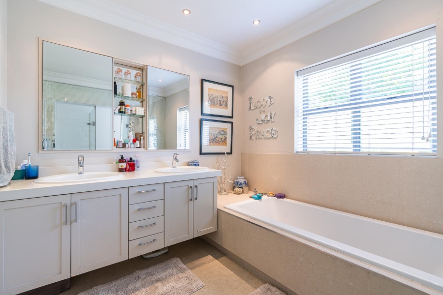 4 Bedroom Property for Sale in Fresnaye Western Cape